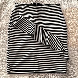 NWT 💫 black and white striped skirt